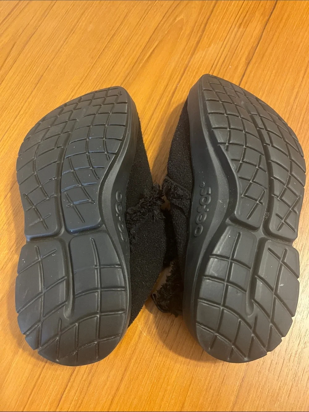OOFOS Black Faux Fur Slip-On Women's Slippers - Picture 2 of 4